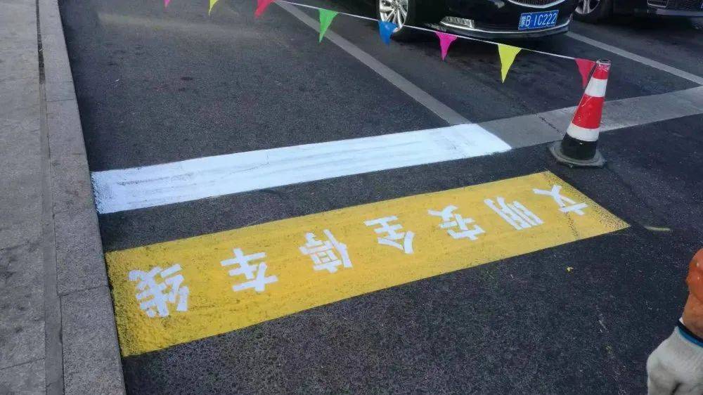 不仅是对机动车的要求遇红灯在道路停止线前等候"越线停车止步"是诸多