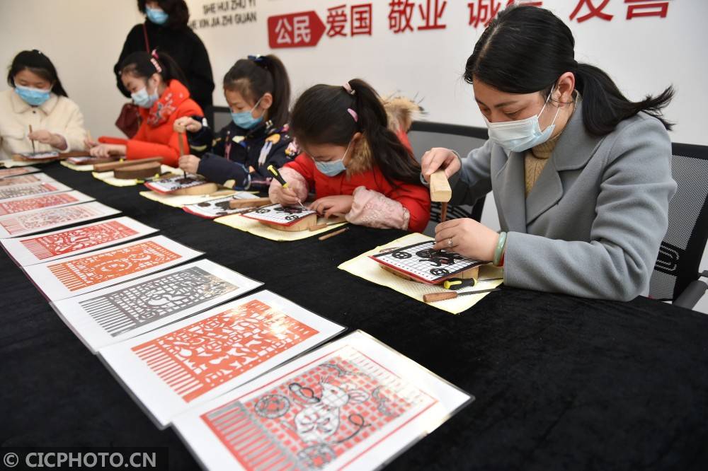 2021年1月31日,江苏省南京市江宁区秣陵街道胜太社区居民动手刻勉笺