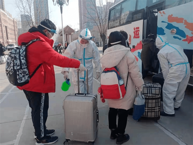 接你回家今天131名滞留石家庄献县籍学生顺利返乡