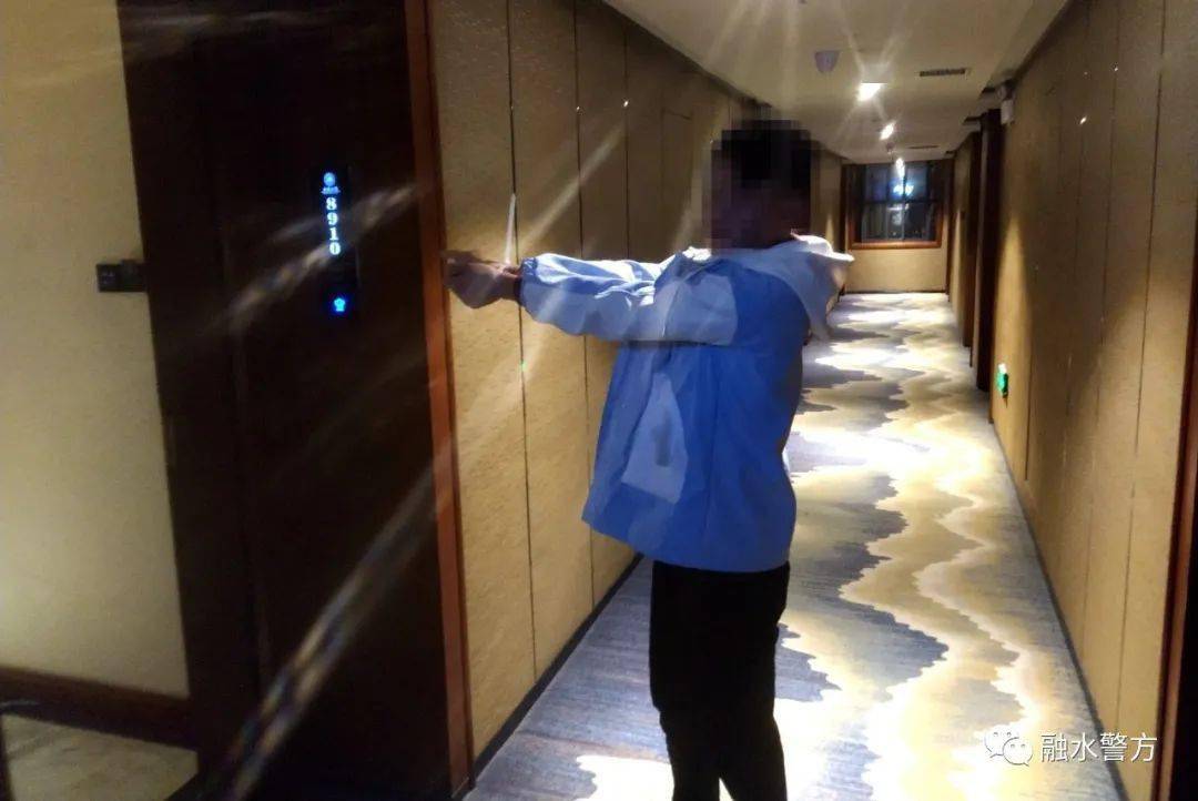 广西一烂屋内23岁小伙与50岁越南女交易被抓现场不堪入目