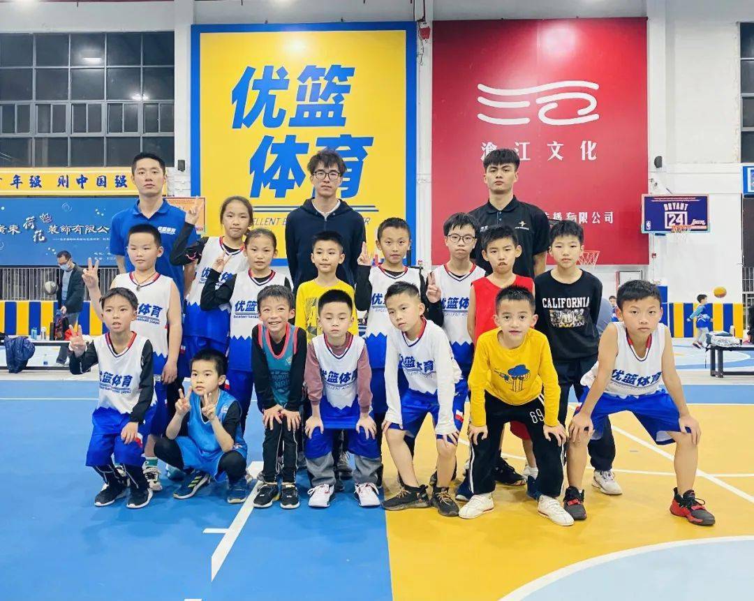 教练员集体照优篮体育2021年寒假篮球训练班第一期圆满收官,感谢各位