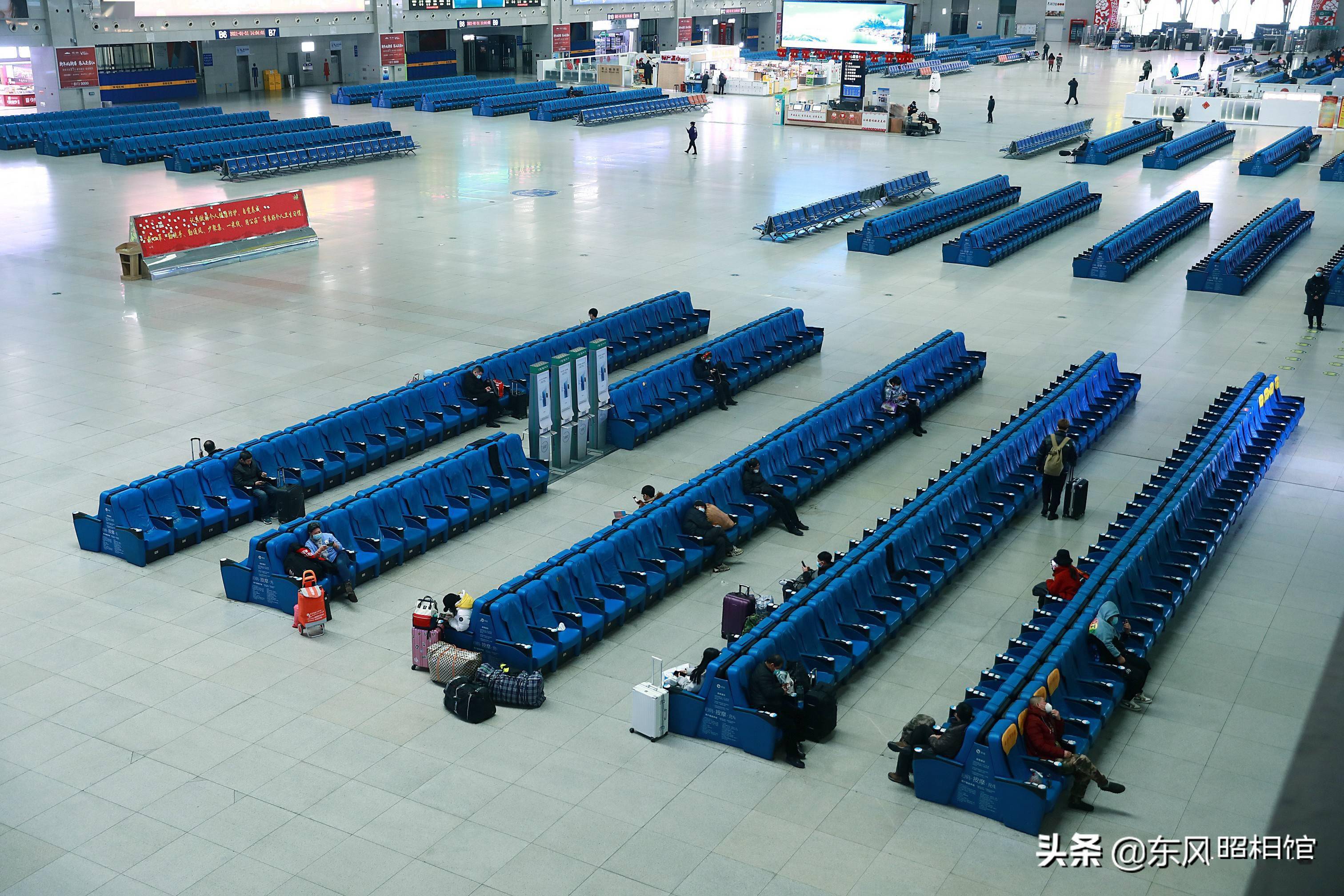 春运车站旅客稀少,候车室一人难求,机器巡逻测温_长春