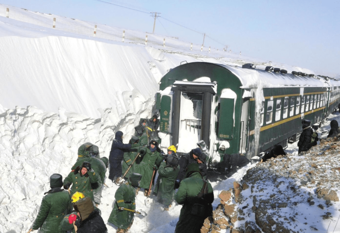 08年雪灾内燃机车救援图片