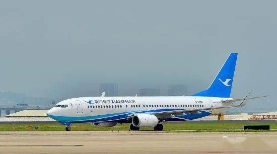 今天2月1日,廈門航空b737-800飛機在湖南常德機場執行本場訓練任務