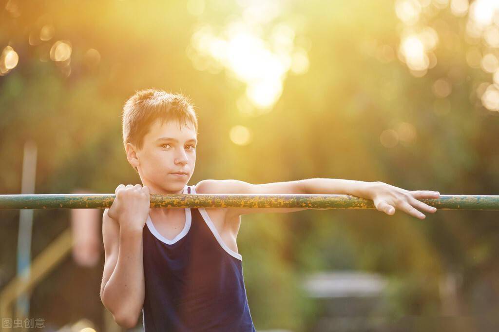 男孩的阳刚之气首先来自于运动运动让男孩有精气神学习成绩好