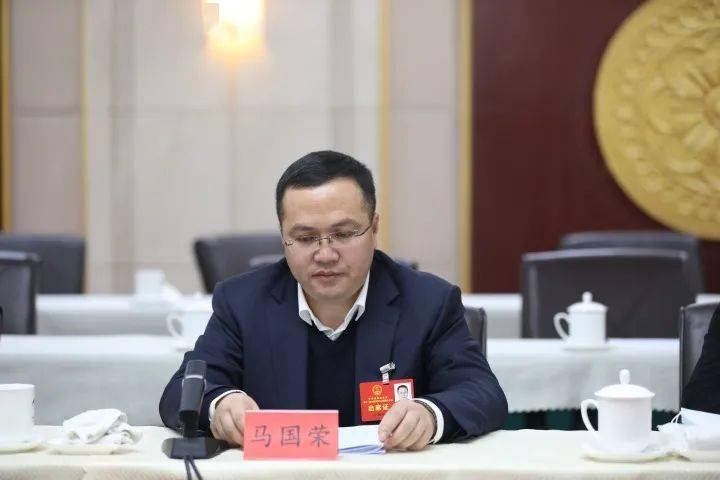 马国荣代表马国荣代表说,建议司法行政工作人员配备统一制服,这样