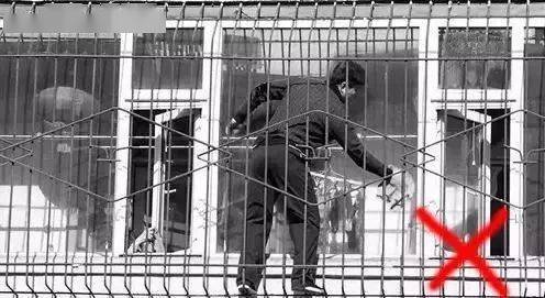 女子擦玻璃失足坠楼身亡！