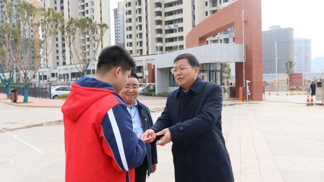 南康中学(北校区)市委常委,区委书记徐兵1月30日朱金祥还被评为"赣州