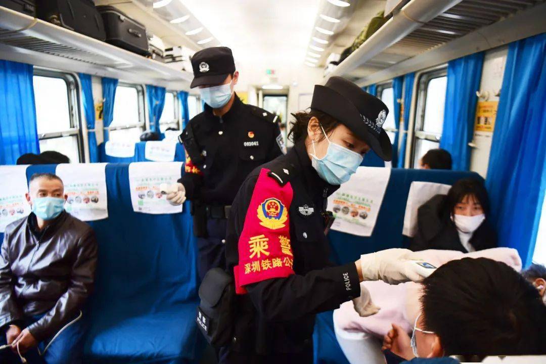 1月29日,贵阳,k830次春运列车在运行中,乘警对旅客进行体温检测.