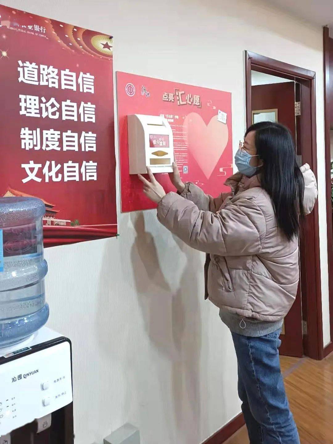 用手机的您,可以在站点以书写卡片的方式,投入"爱心信箱"提交您的心愿