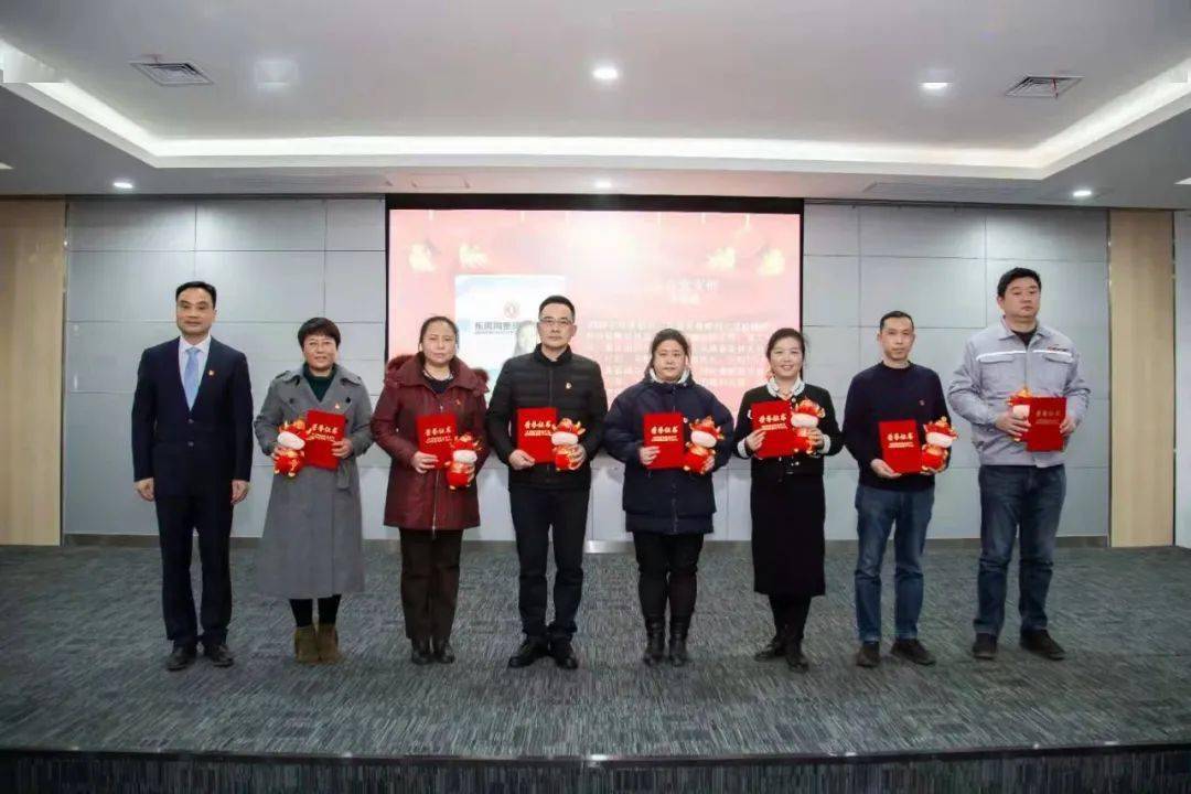 谢黎晟为优秀党员颁奖▲资源循环公司副总经理吴仕力,王敬超为优秀