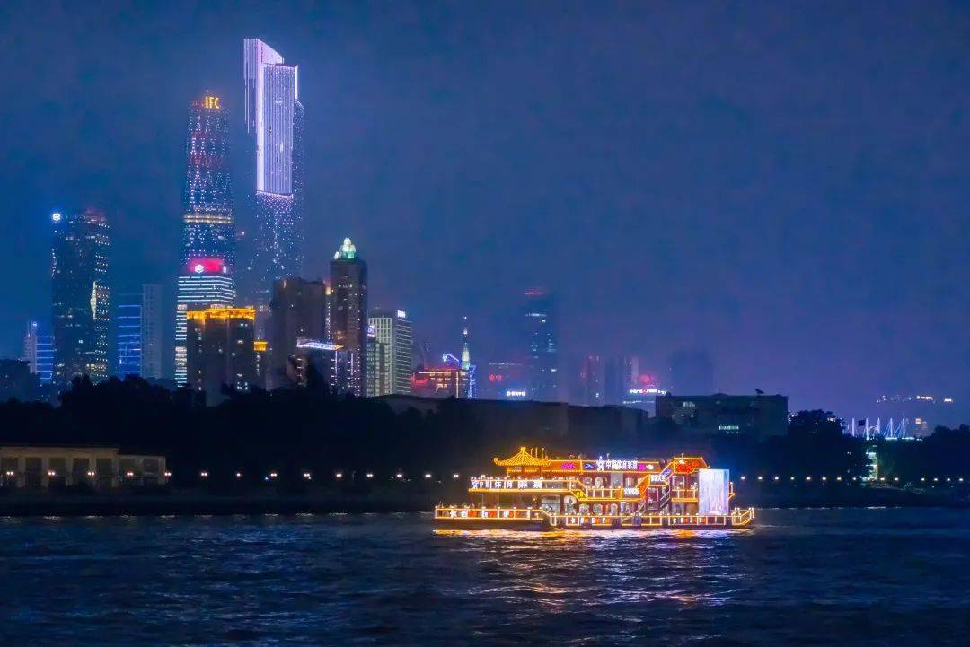 大沙头码头西临海港城和港湾广场,东临林则徐纪念园临近东湖地铁站