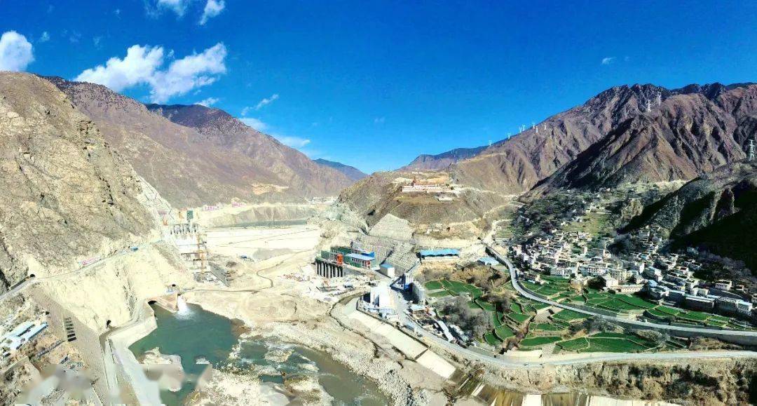 葛洲坝集团苏洼龙水电站拦河坝工程项目部相关负责人介