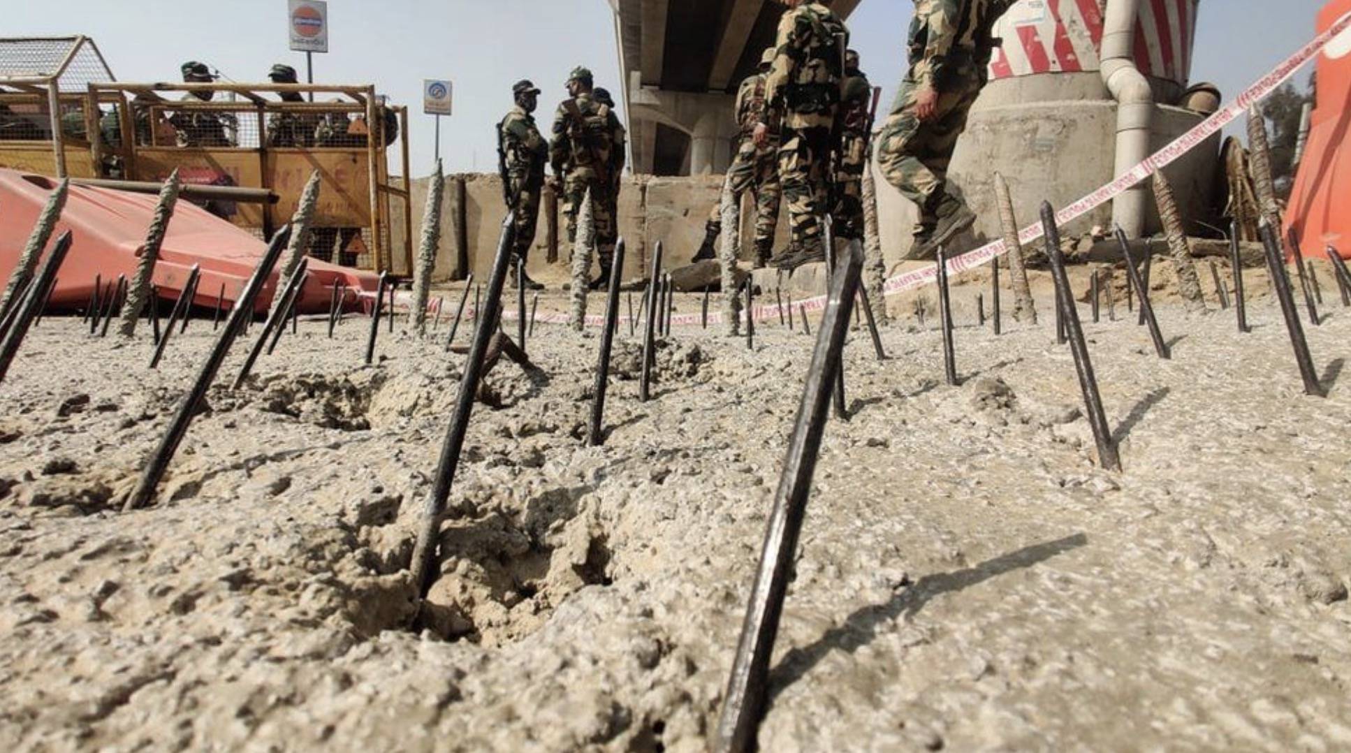 铁钉,铁丝网,临时围墙……外媒:印度筑"防御工事"保护德里