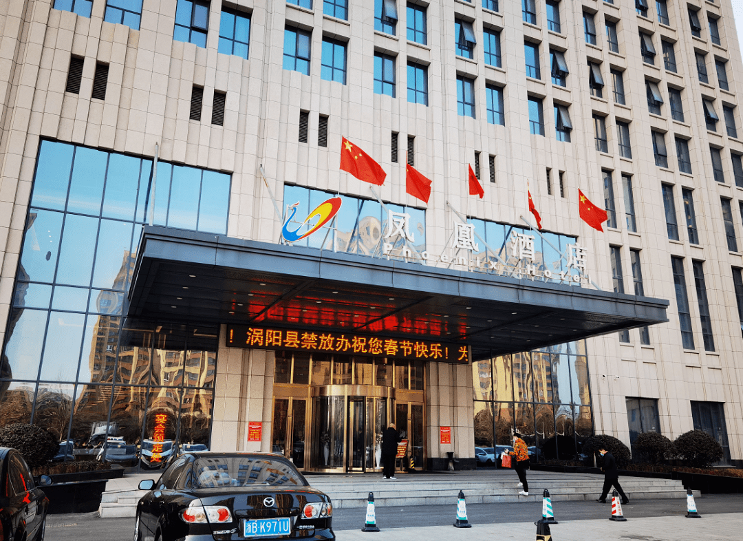 在凤凰酒店,参加县十七届人民代表大会第五次的代表们满怀激情向大会