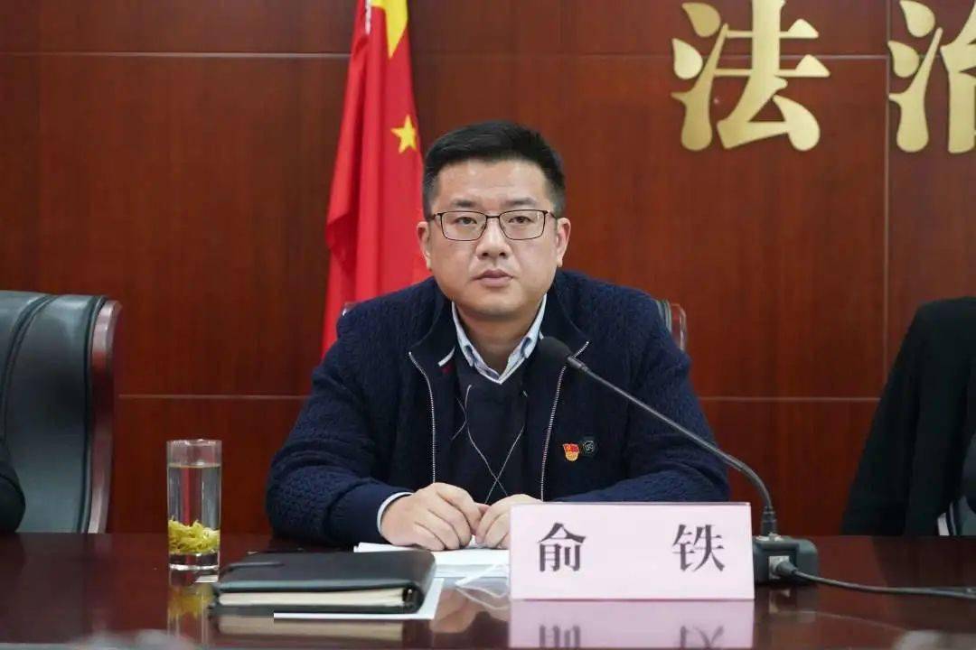 镇党委书记谈晓华代表镇党委班子作对照检查,检视剖析查摆存在问题,并
