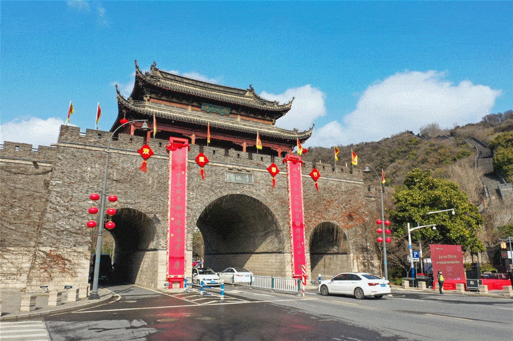 城门挂春联,常熟开门红!