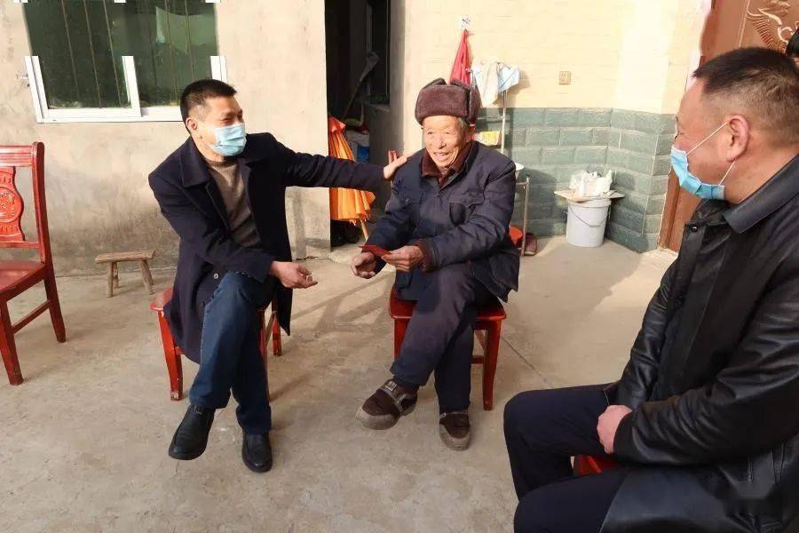 孙朝伦先后走访慰问了老党员赵巨川,困难群众郝玉友