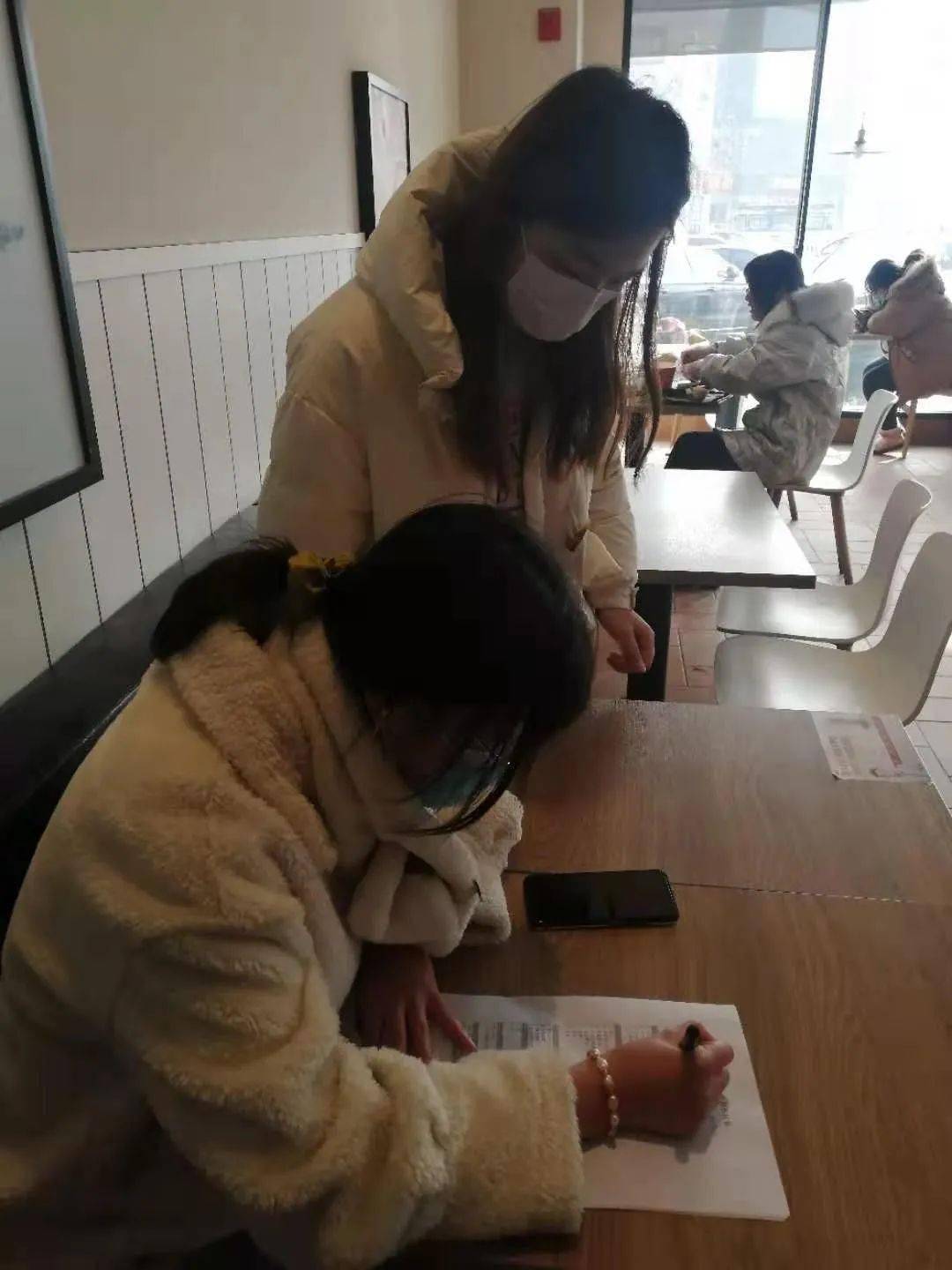 本次实践活动的采访是网络调查问卷和线下采访相结合的方式,分别从