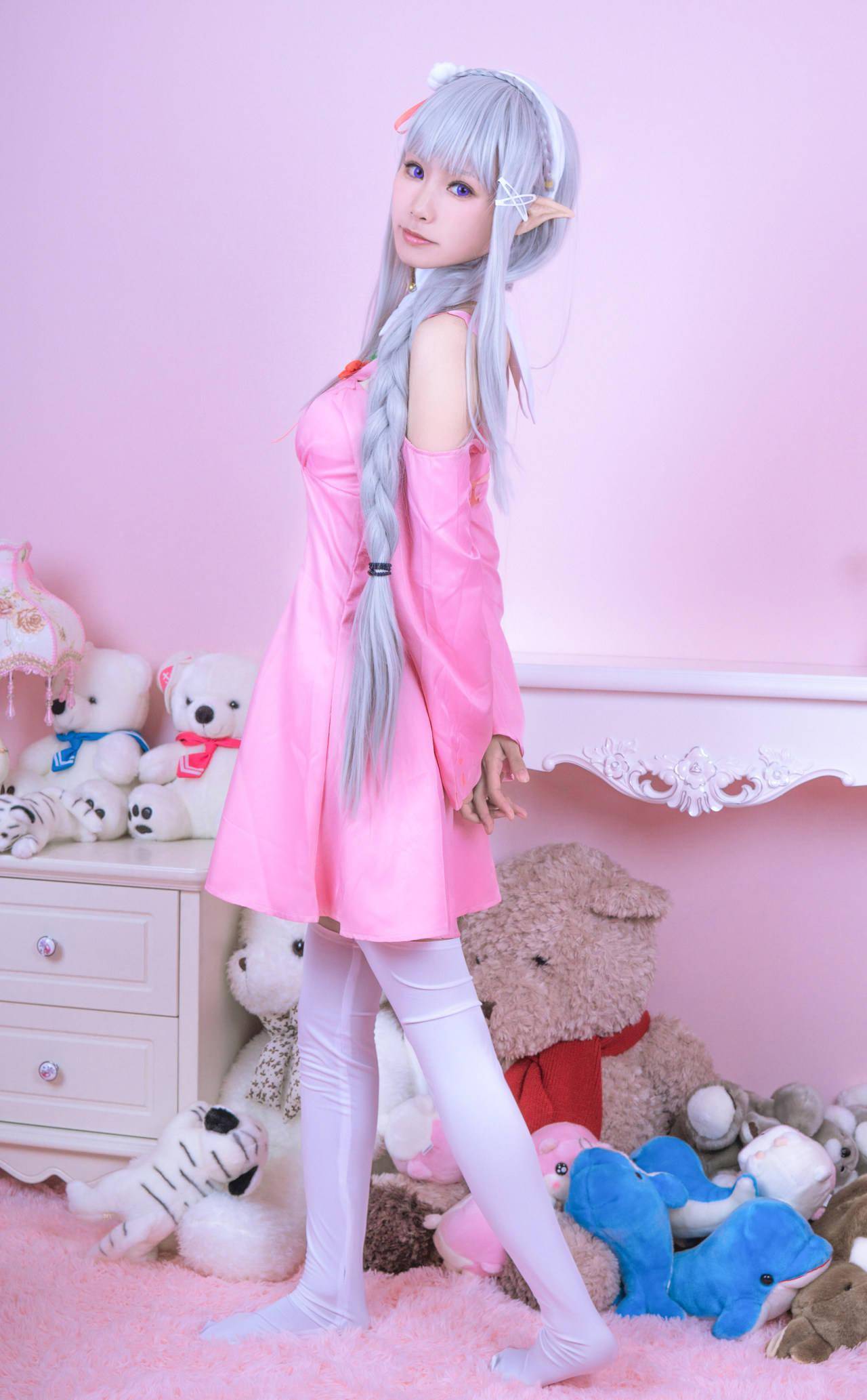 《从零开始的异世界生活》艾米莉亚粉色睡衣cosplay