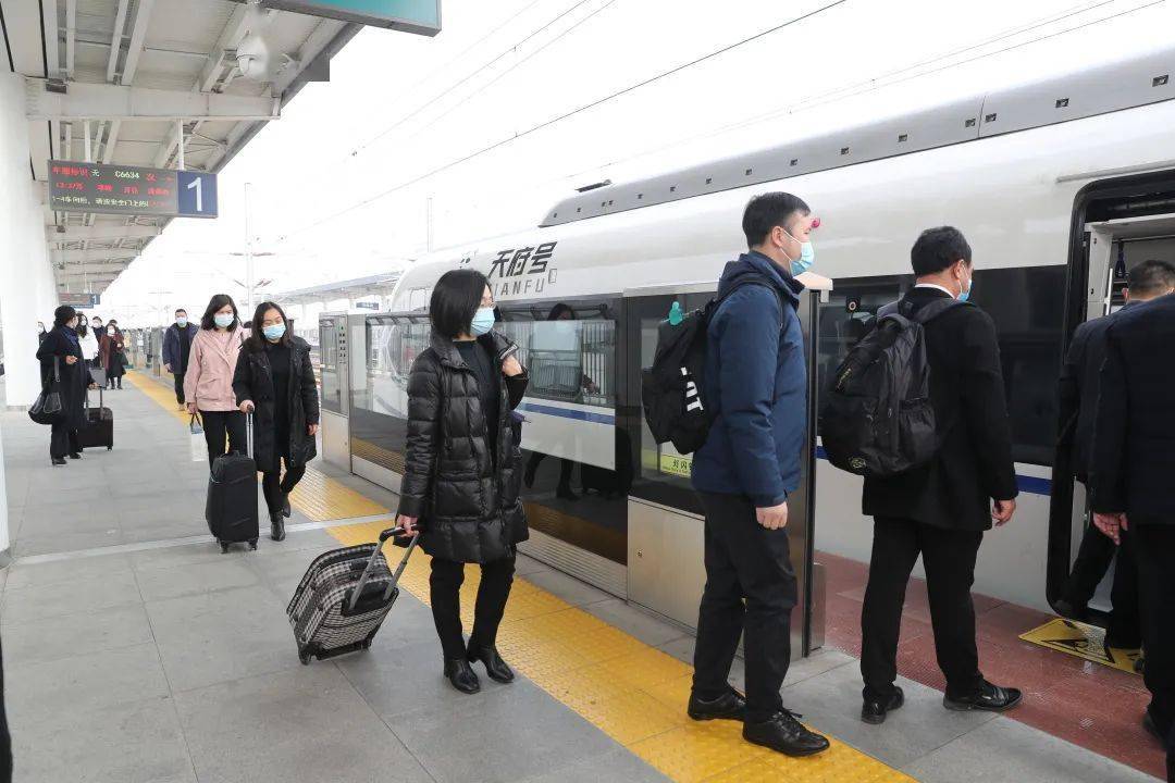 乘高铁赴两会出席成都两会的人大代表政协委员为高铁公交化点赞