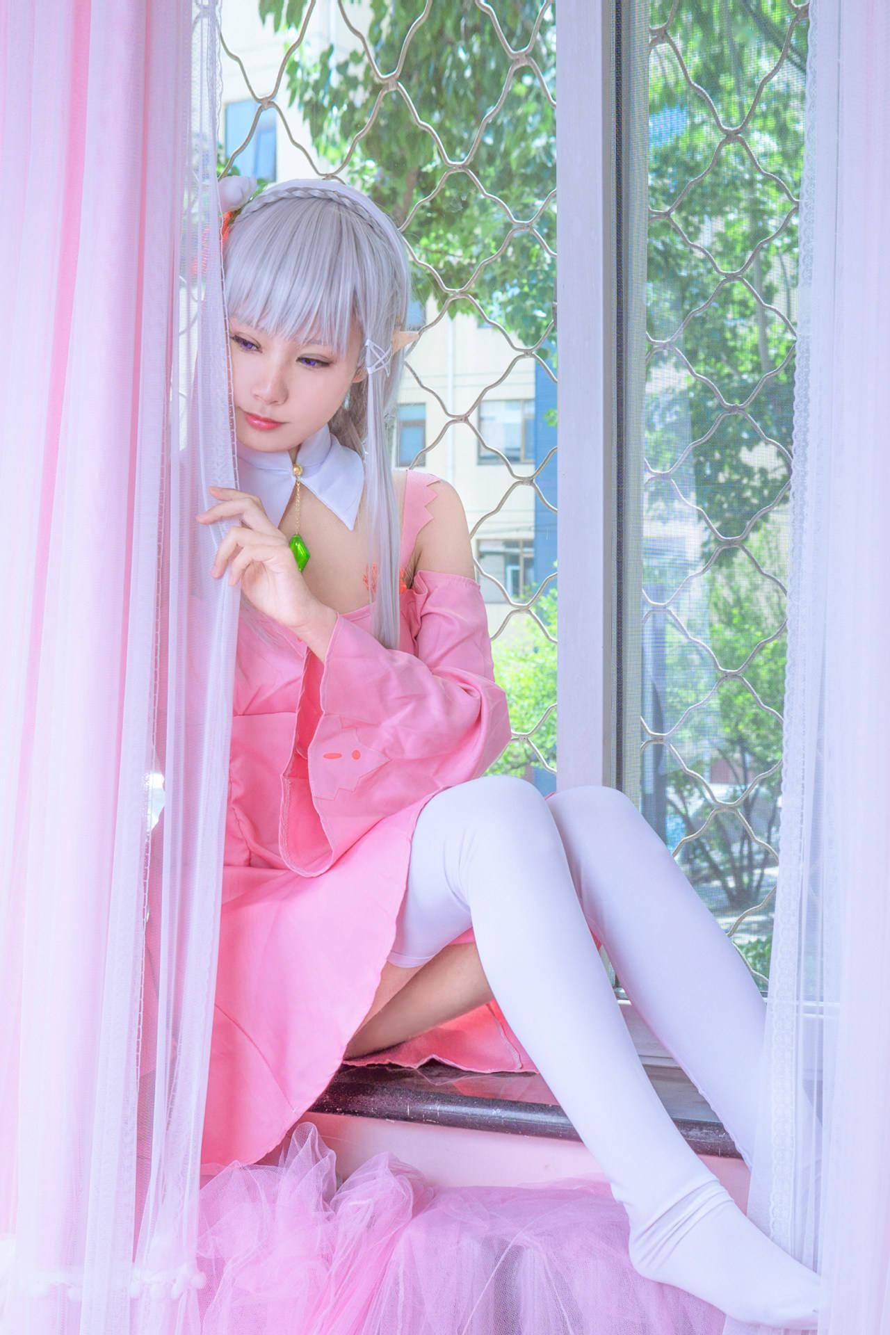 《从零开始的异世界生活》艾米莉亚粉色睡衣cosplay