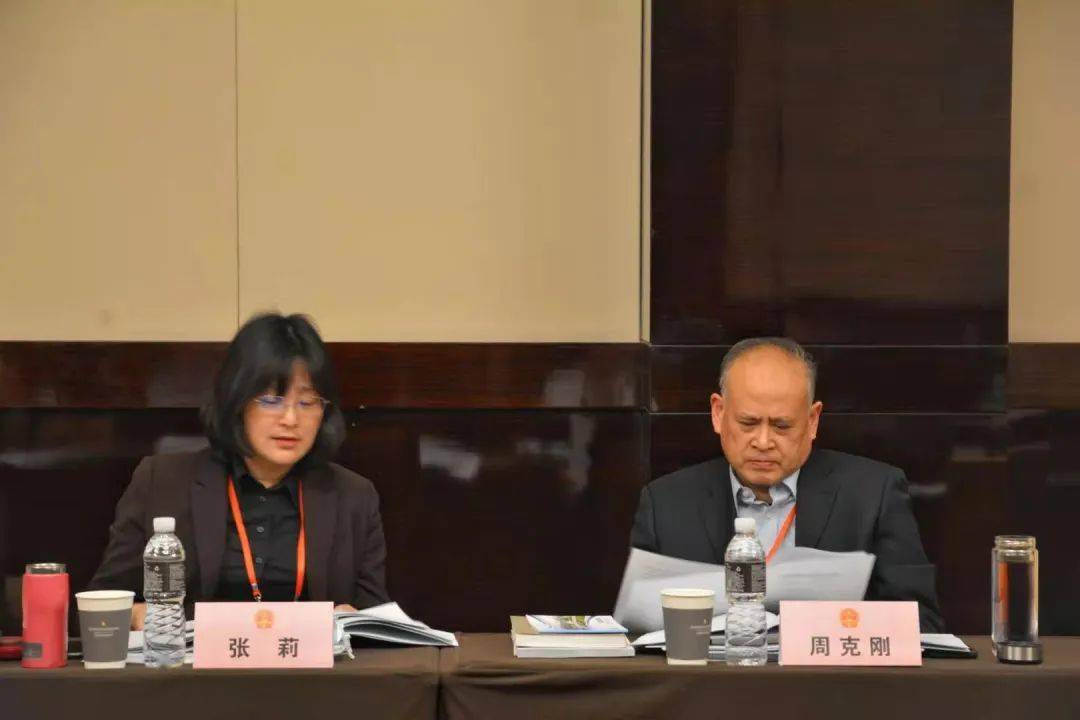 代区长周子川,区委副书记,区人大常委会主任邹士辉一行来到讨论室