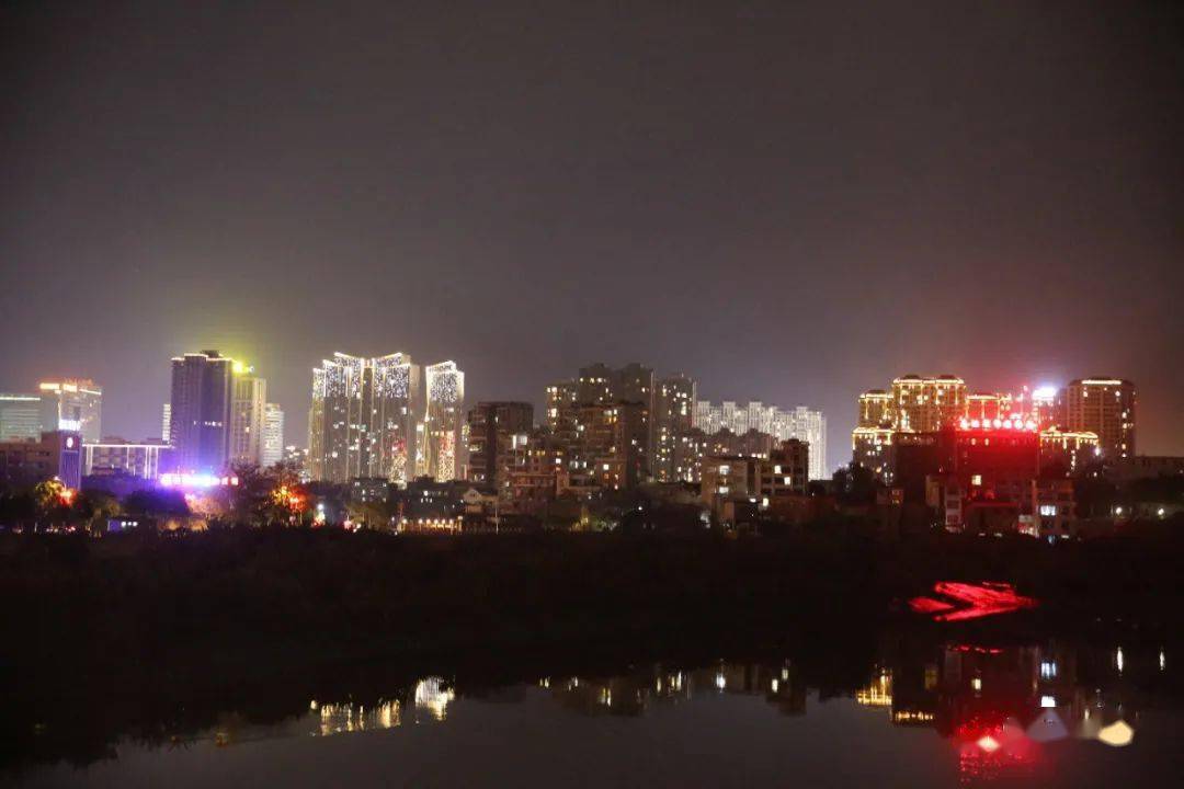 桥正闪烁着迷人迤逦的光芒刘波 摄这样的廊桥夜景有没有让你心驰神往?