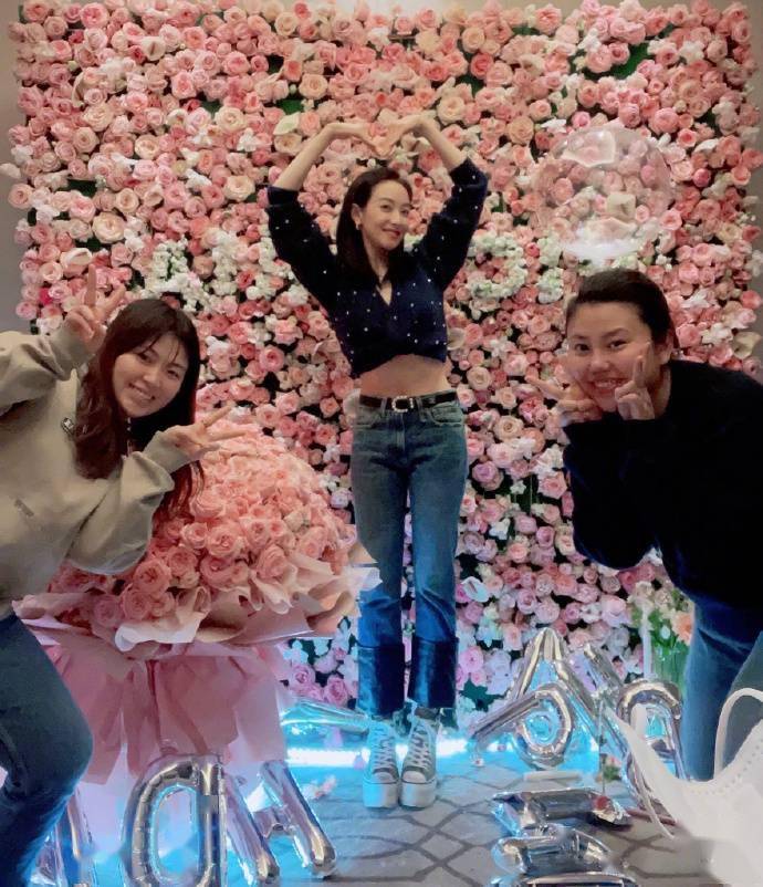 宋茜晒大合照为自己庆生站花墙前可爱比心笑容超甜
