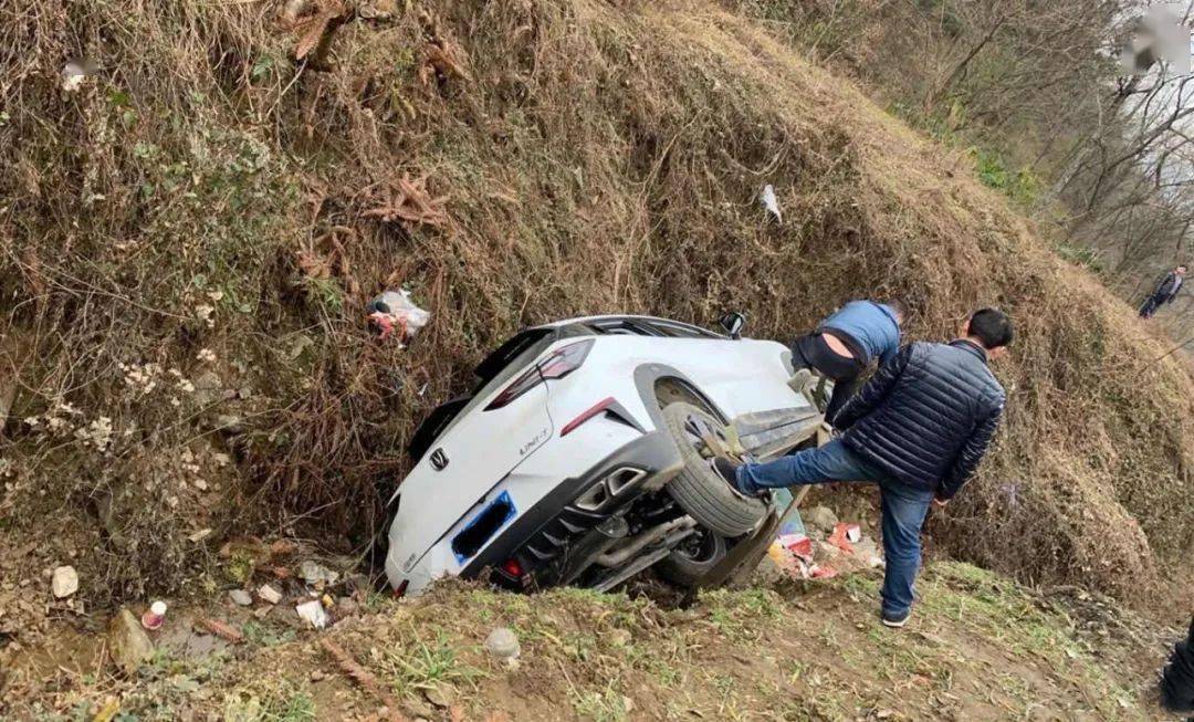 小轿车翻车图片图片