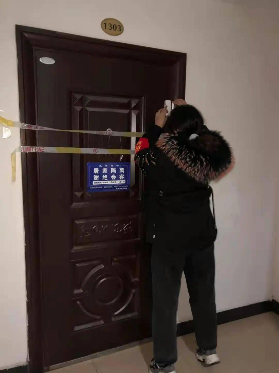 嘱咐大家做好防护工作;为居家隔离的居民安装电子门禁;收到全员做核酸