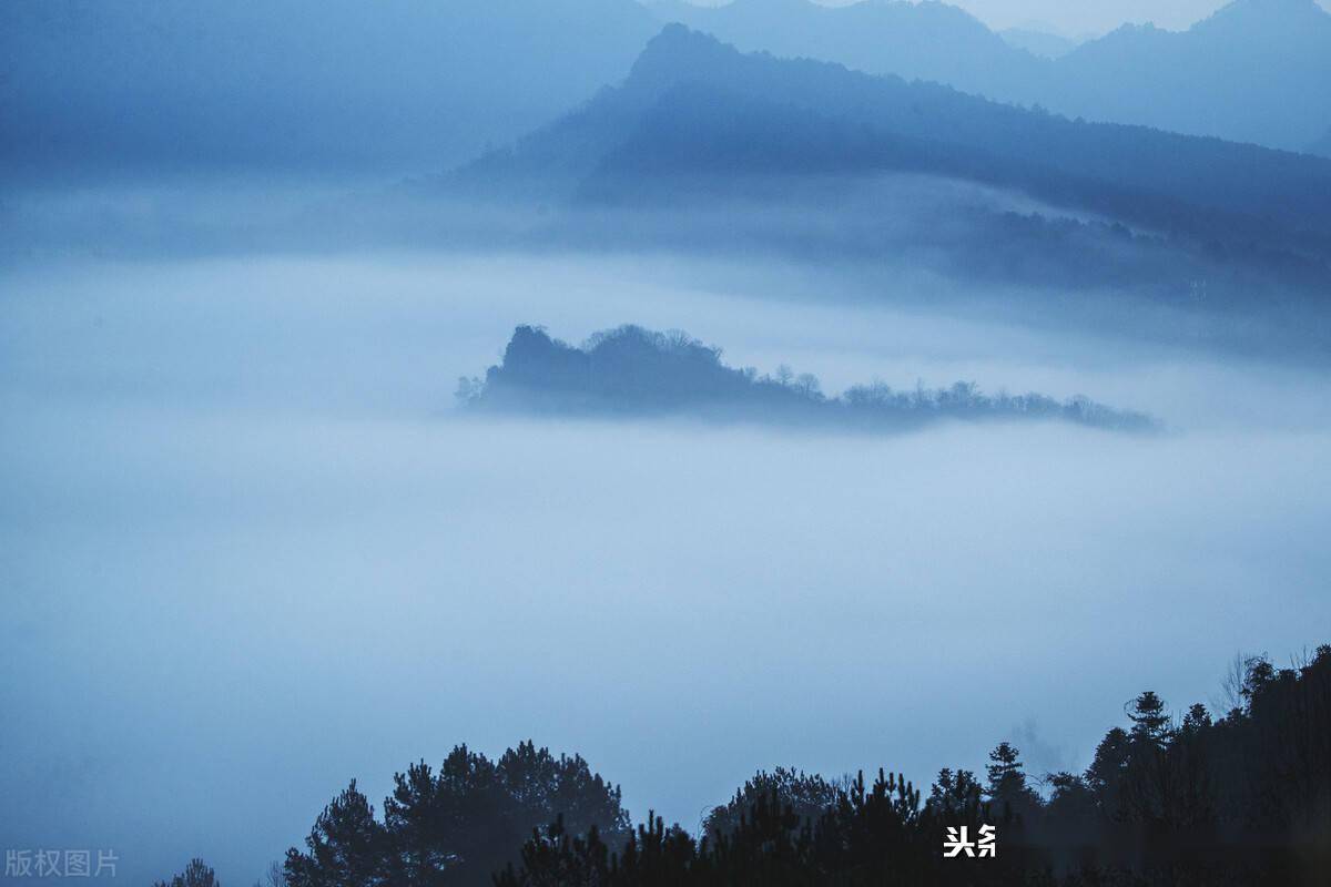 摄影:花果山春雾缭绕,群峰和民居相映成景,风景秀美_休宁县