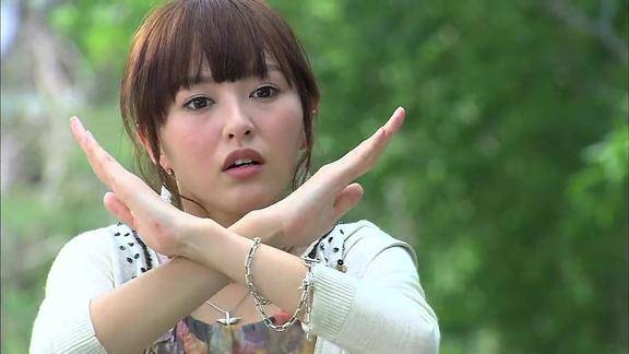 爱情睡醒了小贝从楼上摔下来正好砸在天琪身上