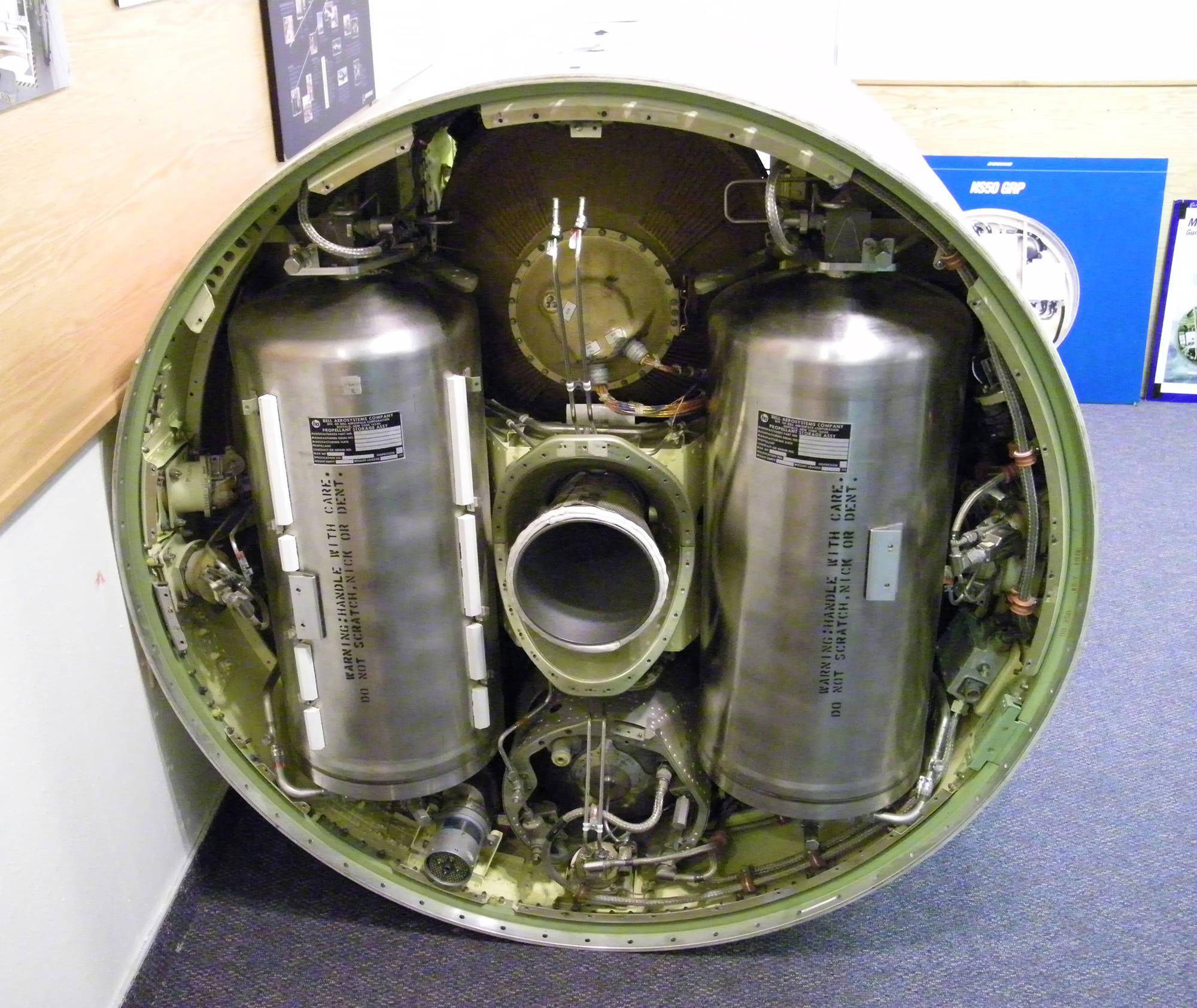 在洲际弹道导弹的内部还有一组小的燃料罐,这是导弹的姿态发动机