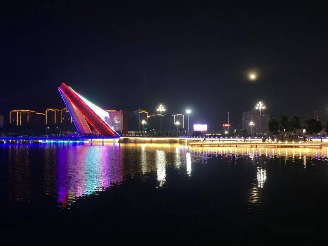 高桥红树林绵延不绝,生生不息;娇俏可爱的樱花争相盛开,安铺古镇的