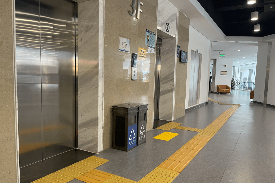 电梯通向阅览区域内的盲道卫生间内的低位扶手和洗手台官微君不禁感叹