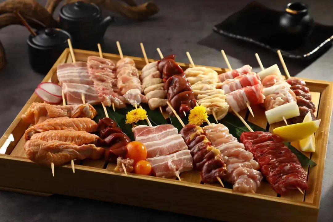 新鲜的食材加上日本大厨的手艺,炭火烤制的烧鸟,有着无与伦比的紧实