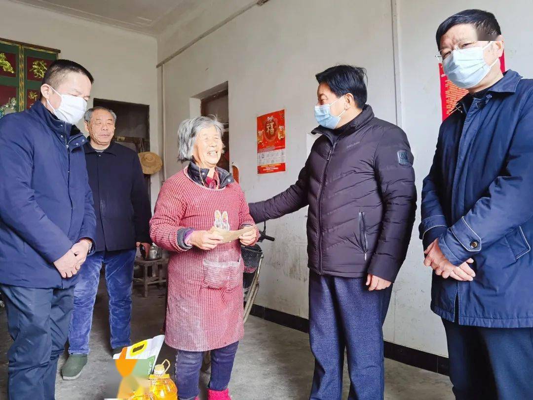 随后,轻车简从来到仓埠街,慰问两参人员陈元发,特困环卫工陶元姣,对