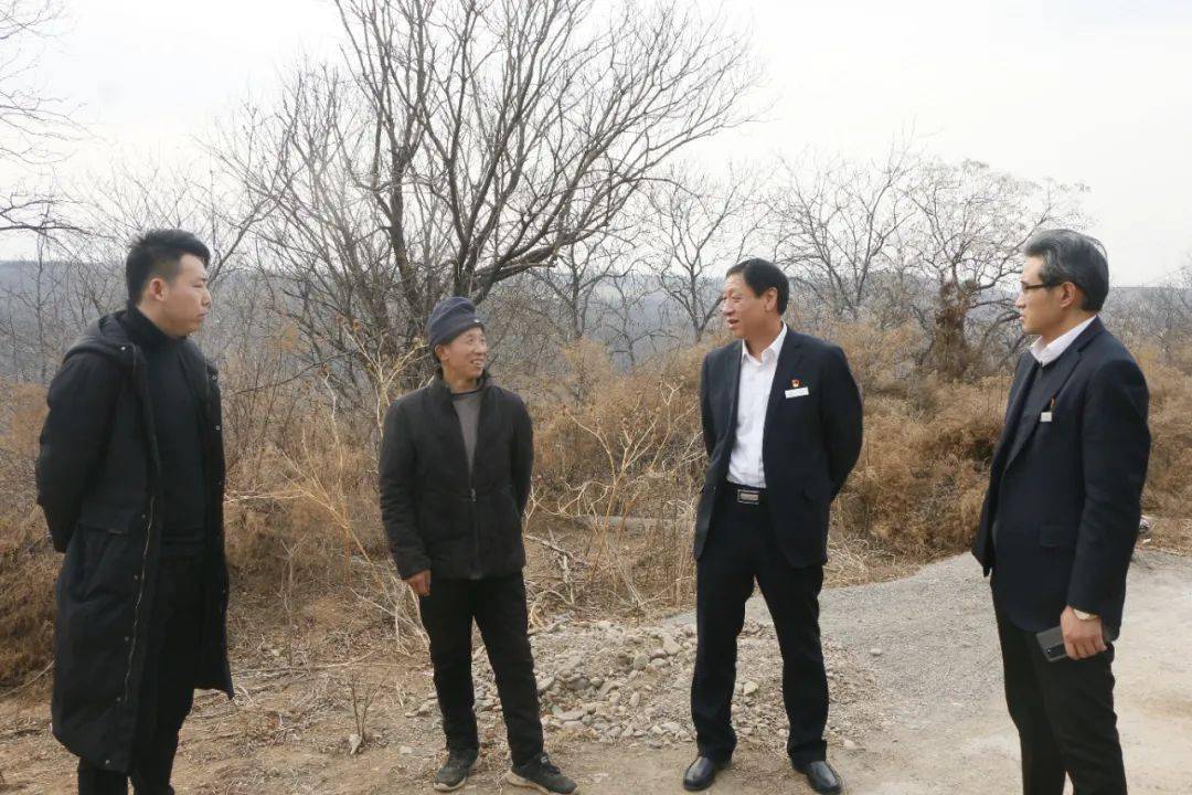 畜牧局防疫站站长任宏一行,走进皋落乡皋落村赵小虎家中进行走访慰问