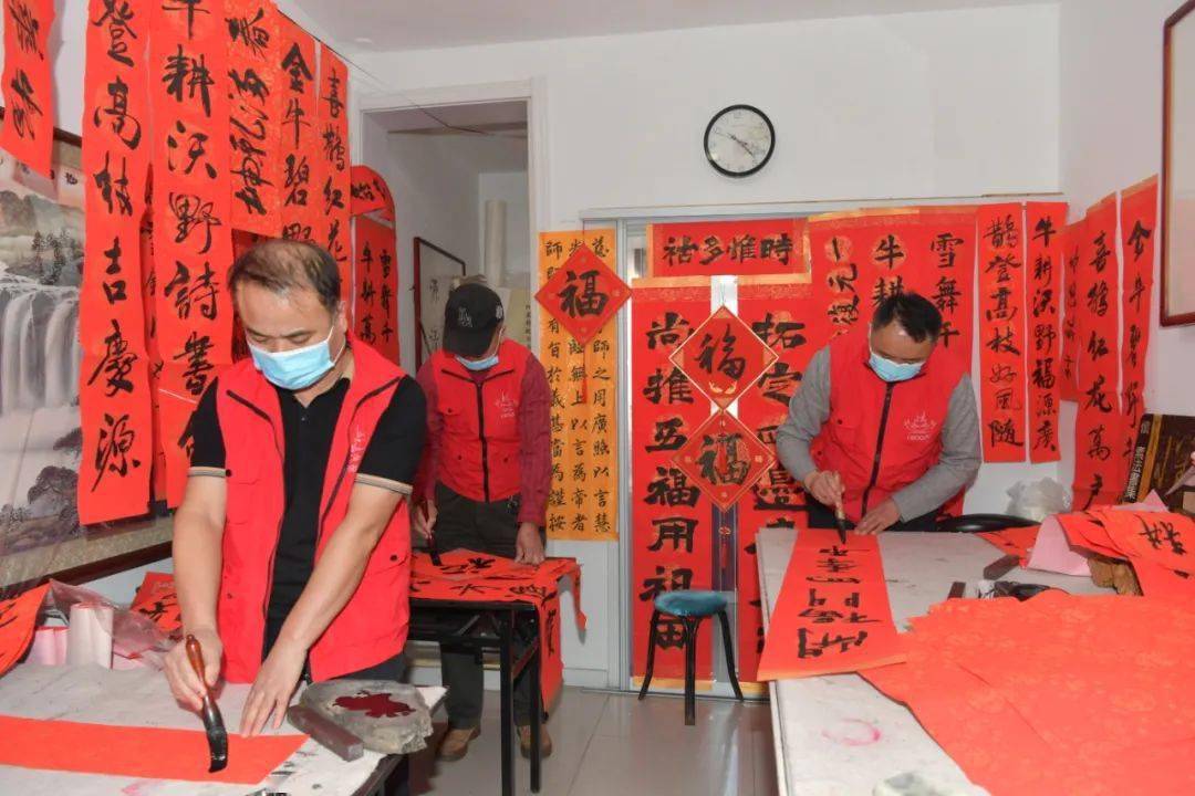 他们日常工作的压力,并将旗书法家协会书写的百余副春联送到他们手中