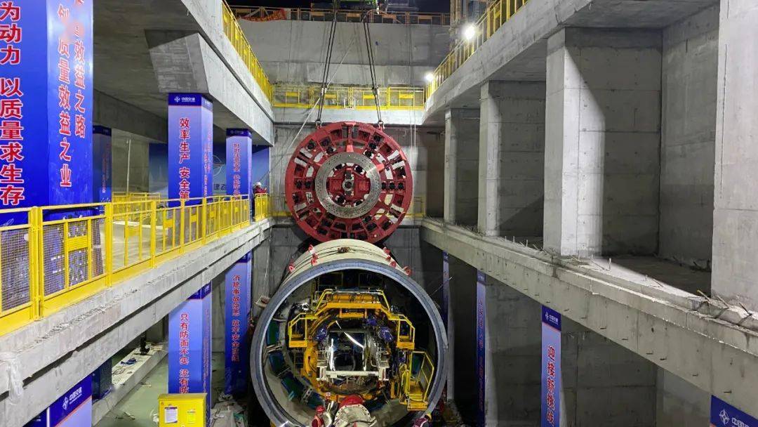 深圳地铁8号线双模盾构机成功吊装下井