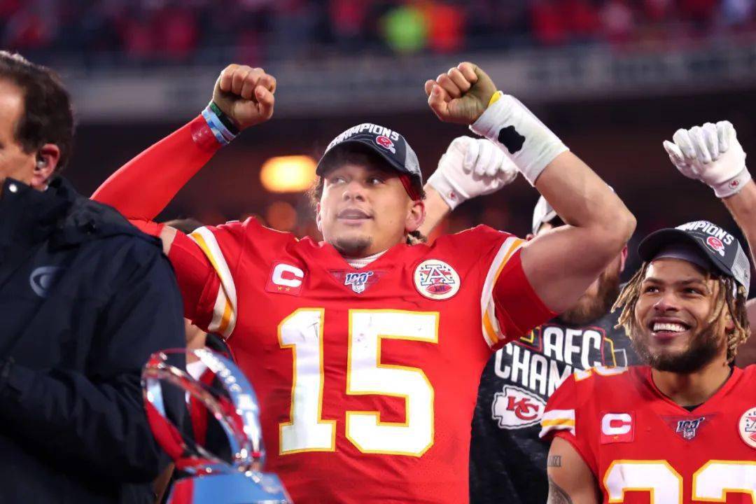 超级碗最强四分卫对决thegoat布雷迪与thekid马霍姆斯上演羊马之战