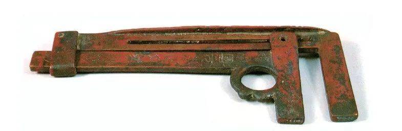 公元9年,王莽新朝制造了一把名为"玉尺"的"滑动卡尺",因其尺身为铜制