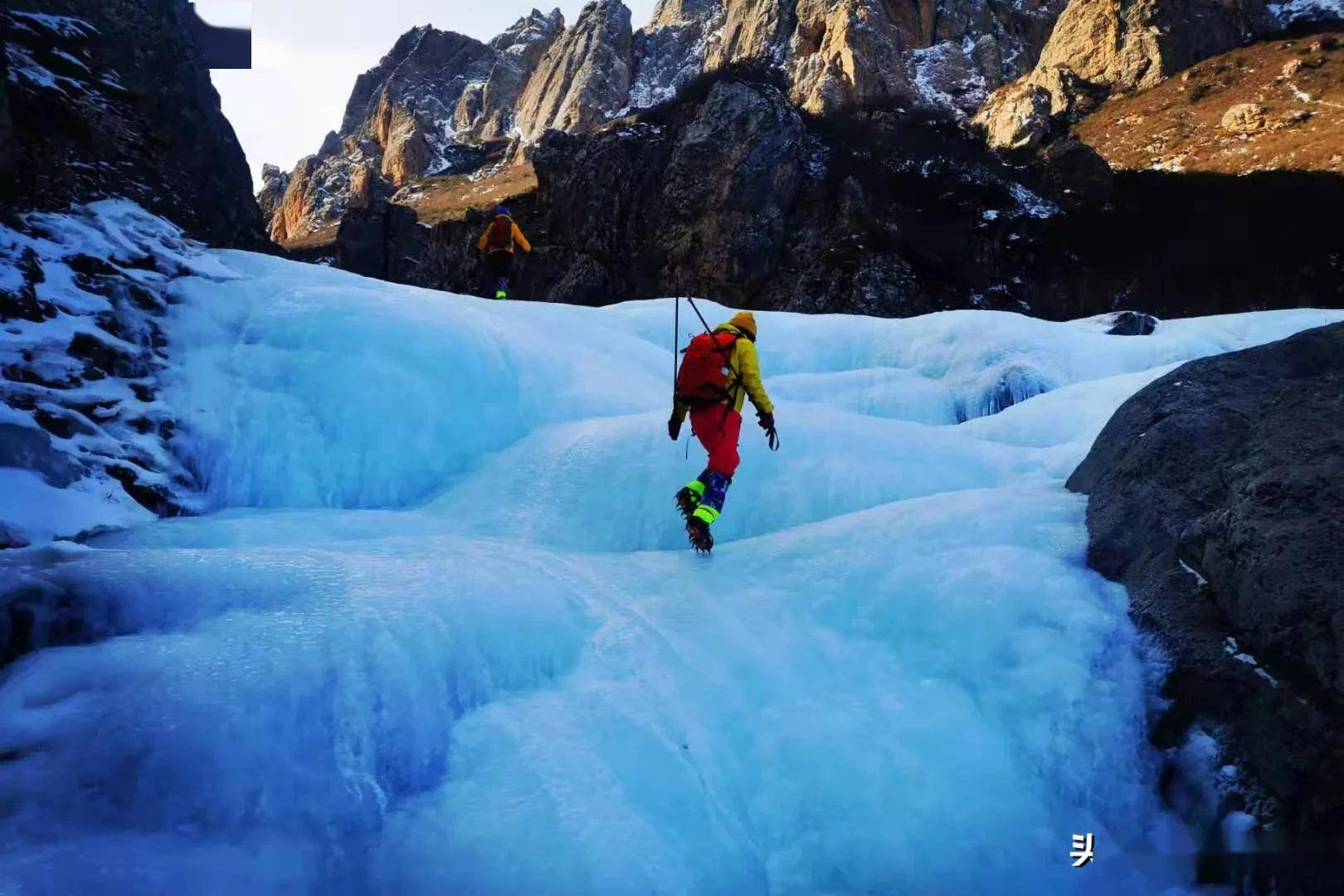 迎春登高祈福 兰州户外健身爱好者 成功登顶马牙雪山