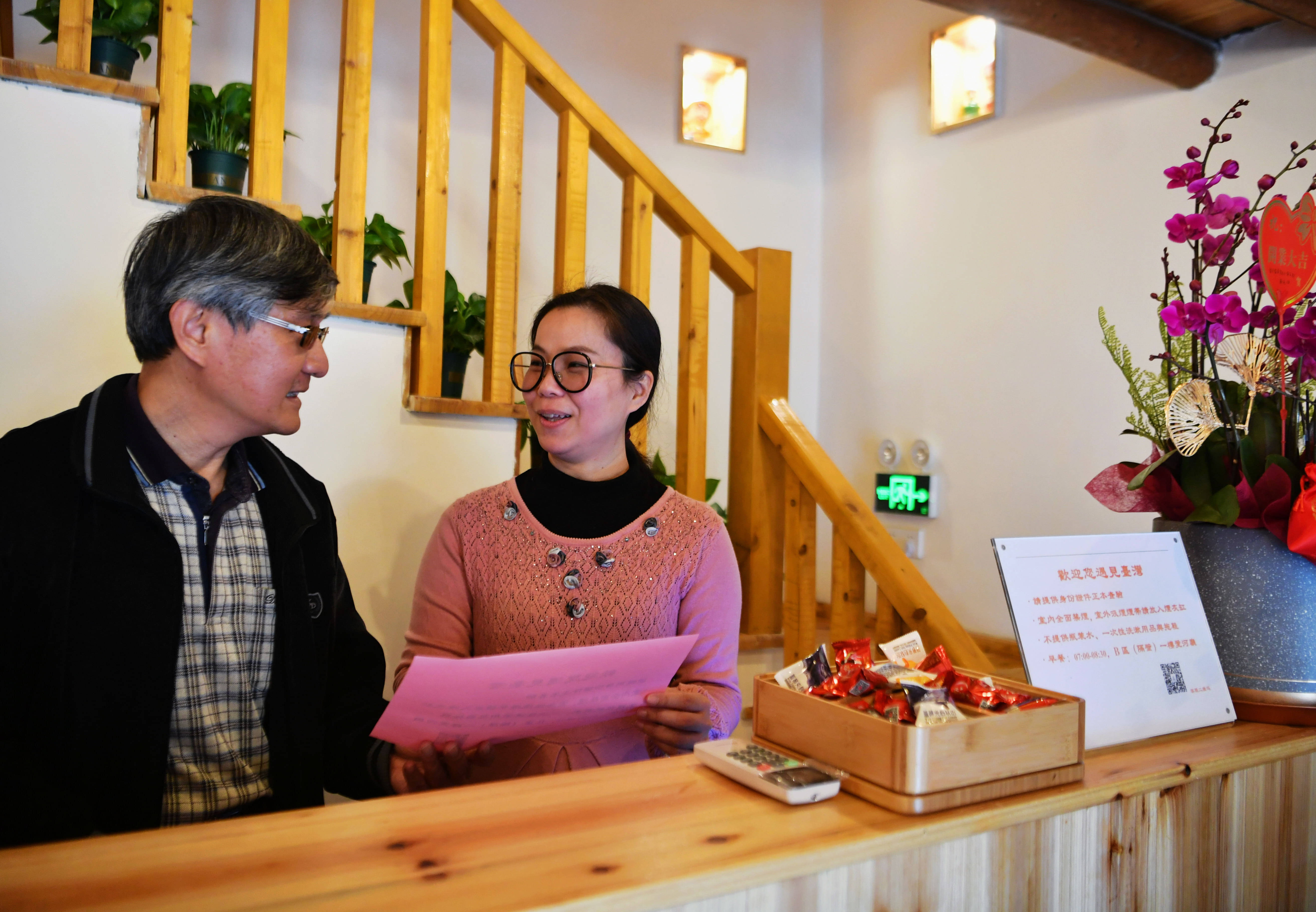 福建台胞夫妻在参与建设的乡村里过大年