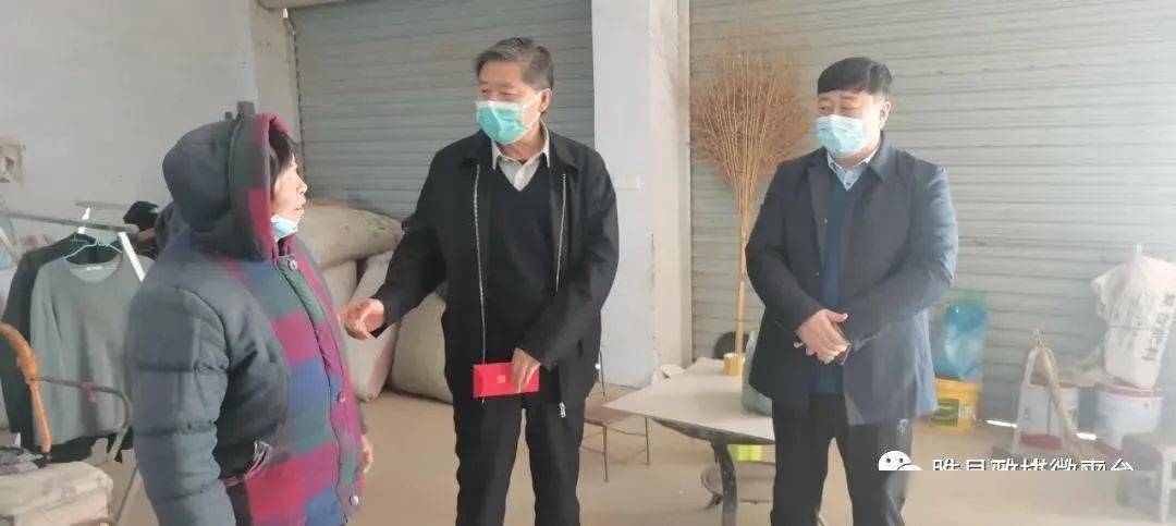 曾昭宝首先来到脱贫户郭国明家中,详细询问他"身体怎么样""生活幸不