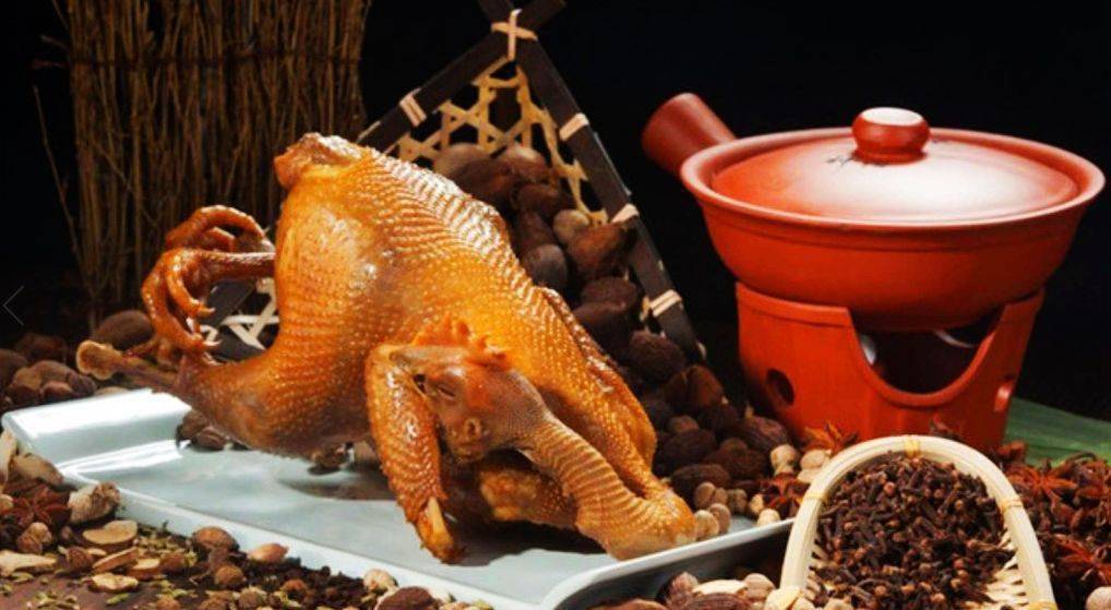 鸭,鹅去除内脏后洗净来跟小编去看看"一只爊货