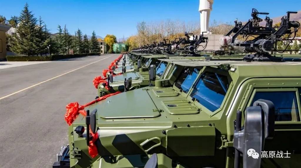 助力稳边控边!新疆军区部队列装三代"猛士"突击车,搭载北斗导航