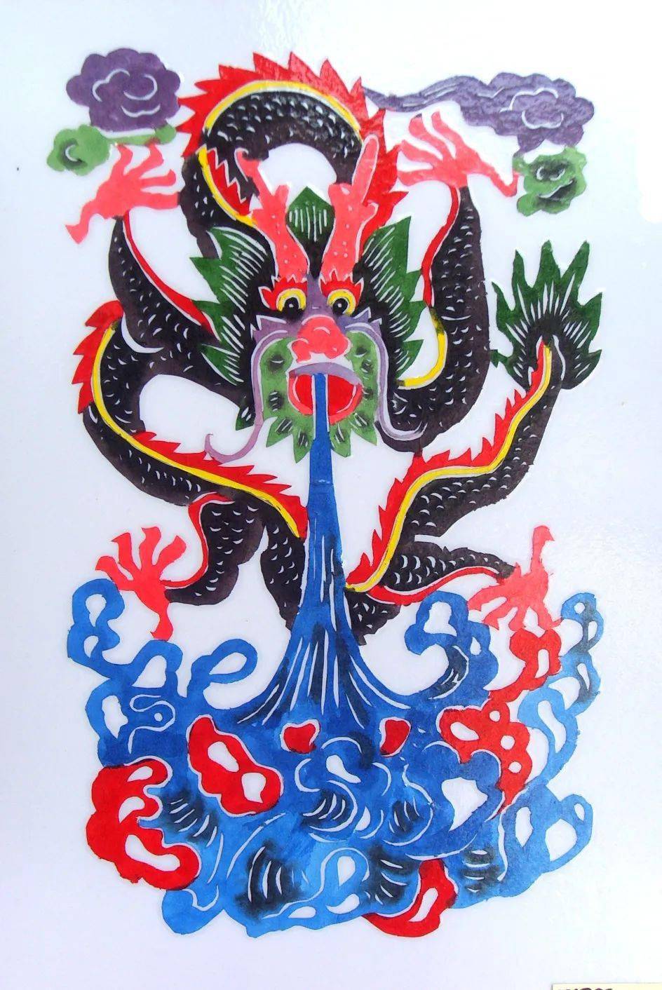 传统十二生肖染色剪纸"回味传统 感悟传承"队员们的剪剪刻刻虽显稚嫩