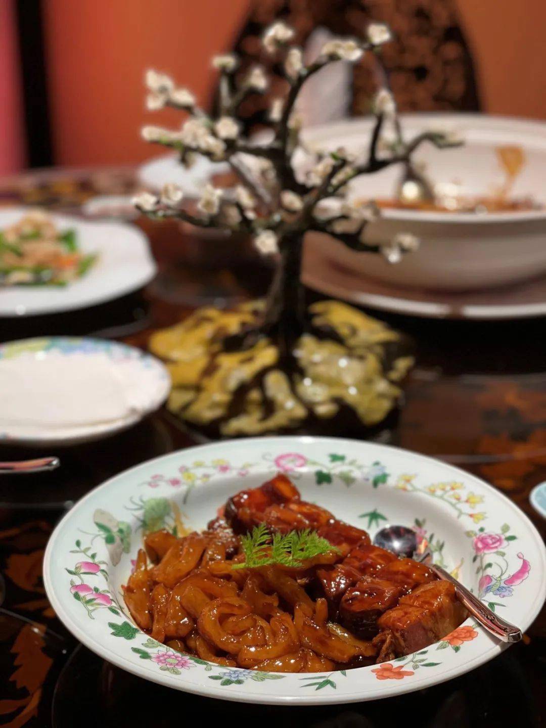 红楼宴于长宁来福士广场前的独栋建筑中享精品淮扬菜坐拥广场开阔绿地